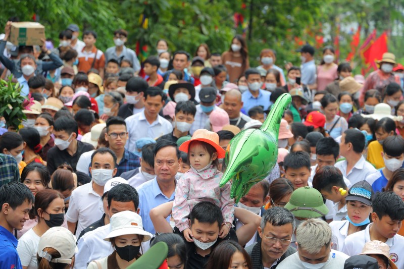 Đông đảo du khách thập phương về dâng hương tưởng niệm các vua Hùng ngày chính hội Đông đảo du khách thập phương về dâng hương tưởng niệm các vua Hùng ngày chính hội