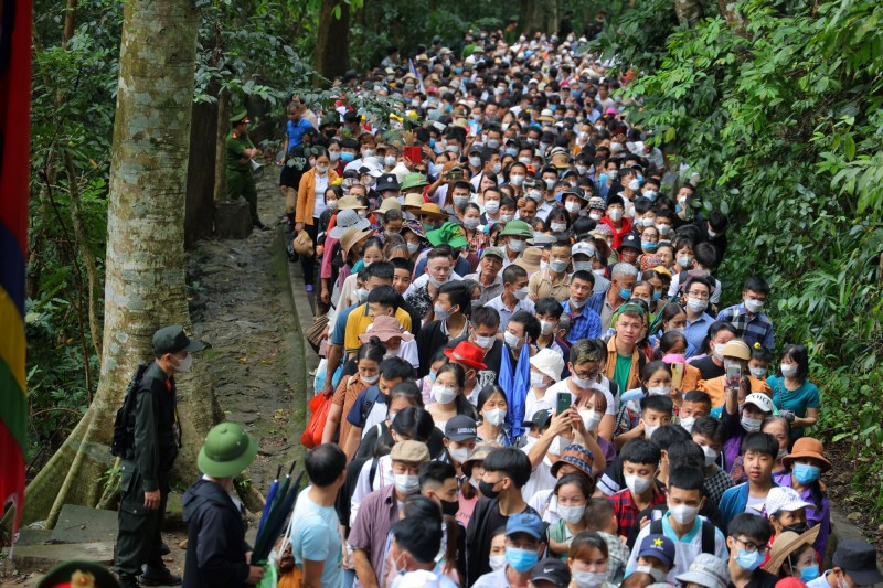 Đông đảo du khách thập phương về dâng hương tưởng niệm các vua Hùng ngày chính hội Đông đảo du khách thập phương về dâng hương tưởng niệm các vua Hùng ngày chính hội