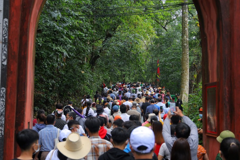 Đông đảo du khách thập phương về dâng hương tưởng niệm các vua Hùng ngày chính hội Đông đảo du khách thập phương về dâng hương tưởng niệm các vua Hùng ngày chính hội