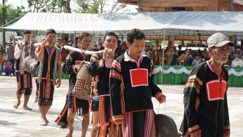 Lễ vật cúng gồm: rượu ghè, thịt heo, sáp ong se thành từng cây nến, gạo nếp đẹp…  Ảnh: Phúc Lâm