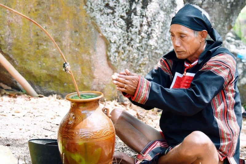 Ông Siu Phơ (phụ tá của ông Rah Lan Hieo-phụ tá đời Vua Lửa thứ 14) thực hiện nghi thức cúng cầu mưa.  Ảnh: Phúc Lâm