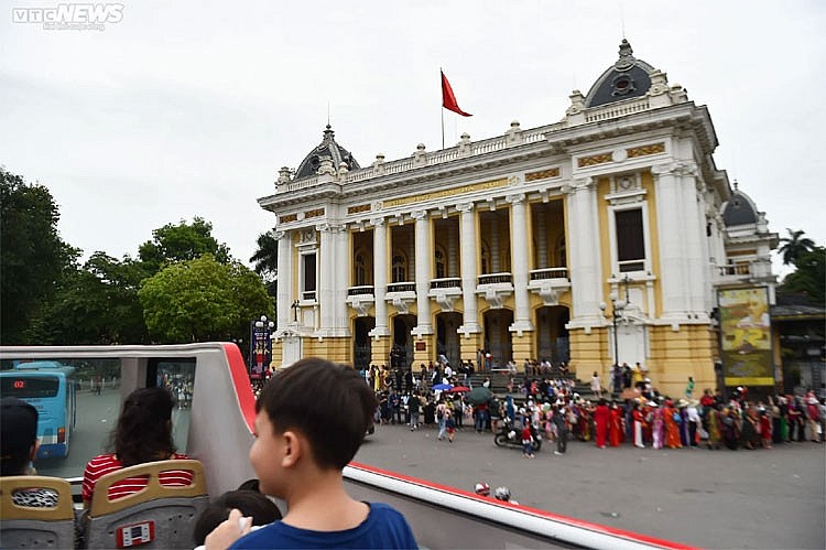 Người dân Hà Nội đội mưa trải nghiệm xe buýt 2 tầng miễn phí trong kì nghỉ lễ