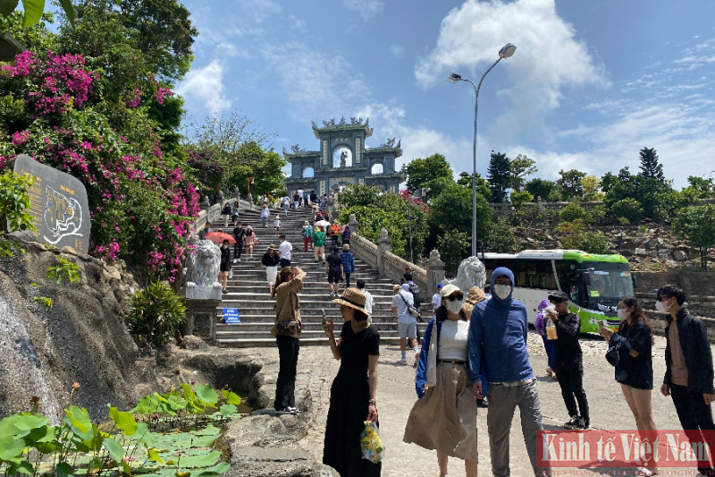Dòng người nườm nượp lên chùa Linh Ứng Đà Nẵng dịp lễ 30/4 – 1/5 Dòng người nườm nượp lên chùa Linh Ứng Đà Nẵng dịp lễ 30/4 – 1/5