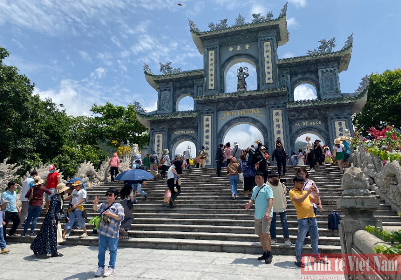 Dòng người nườm nượp lên chùa Linh Ứng Đà Nẵng dịp lễ 30/4 – 1/5 Dòng người nườm nượp lên chùa Linh Ứng Đà Nẵng dịp lễ 30/4 – 1/5