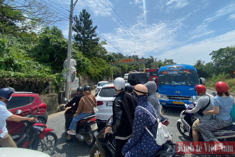Dòng người nườm nượp lên chùa Linh Ứng Đà Nẵng dịp lễ 30/4 – 1/5 Dòng người nườm nượp lên chùa Linh Ứng Đà Nẵng dịp lễ 30/4 – 1/5