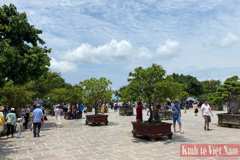 Dòng người nườm nượp lên chùa Linh Ứng Đà Nẵng dịp lễ 30/4 – 1/5 Dòng người nườm nượp lên chùa Linh Ứng Đà Nẵng dịp lễ 30/4 – 1/5