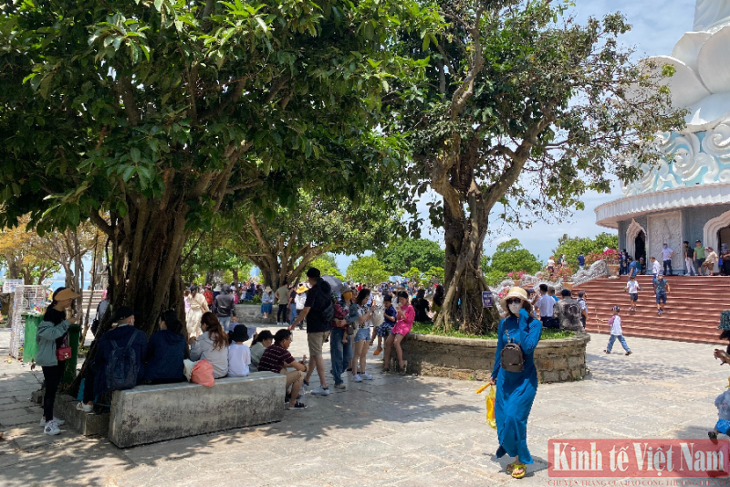 Dòng người nườm nượp lên chùa Linh Ứng Đà Nẵng dịp lễ 30/4 – 1/5 Dòng người nườm nượp lên chùa Linh Ứng Đà Nẵng dịp lễ 30/4 – 1/5
