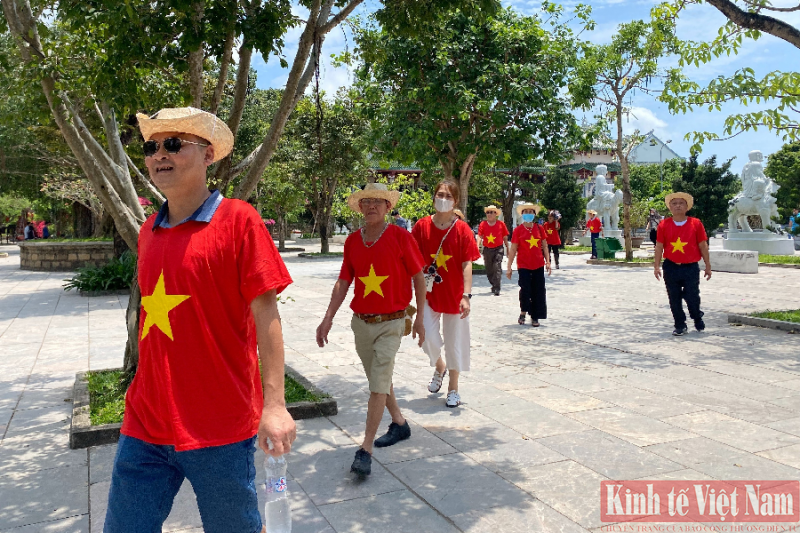 Dòng người nườm nượp lên chùa Linh Ứng Đà Nẵng dịp lễ 30/4 – 1/5 Dòng người nườm nượp lên chùa Linh Ứng Đà Nẵng dịp lễ 30/4 – 1/5