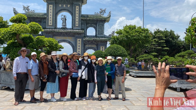 Dòng người nườm nượp lên chùa Linh Ứng Đà Nẵng dịp lễ 30/4 – 1/5 Dòng người nườm nượp lên chùa Linh Ứng Đà Nẵng dịp lễ 30/4 – 1/5