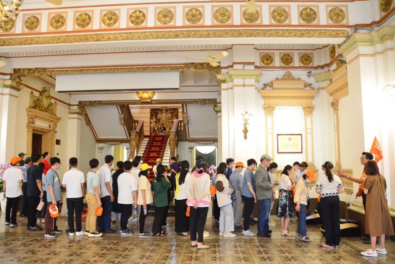 Gần 1.500 khách tham quan công trình 114 tuổi của TP. Hồ Chí Minh trong dịp lễ Gần 1.500 khách tham quan công trình 114 tuổi của TP. Hồ Chí Minh trong dịp Lễ