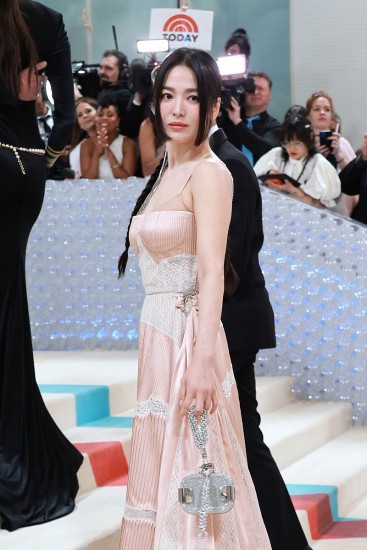 Met Gala 2023: Tạo hình của Song Hye Kyo và Jennie (BlackPink) gây chú ý