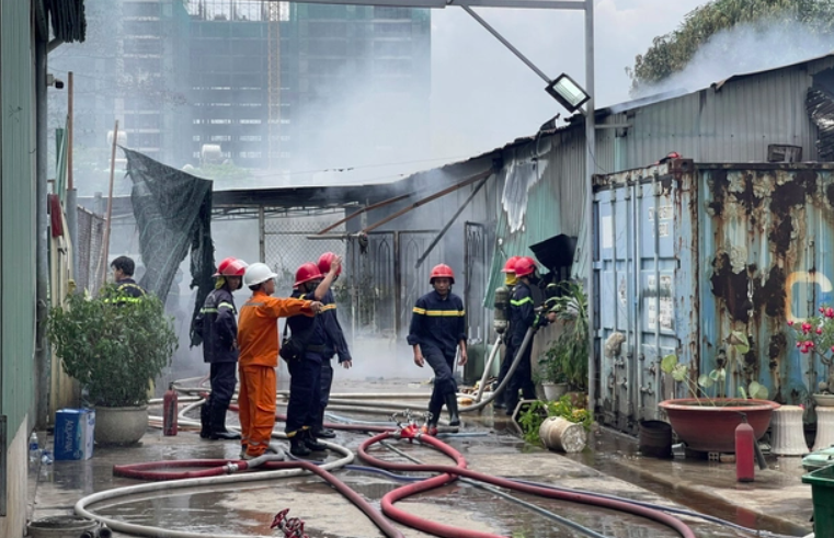 TP. Hồ Chí Minh: Xưởng kinh doanh bánh kẹo ở Thủ Đức bốc cháy, may mắn không ai bị thương