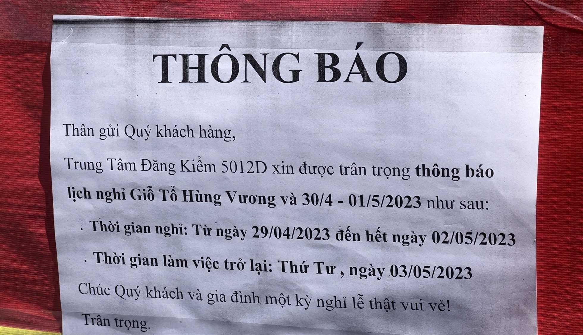 Thông báo nghỉ được dán ngay trước cửa trung tâm, khác xa so với thông tin hoạt động xuyên lễ theo thông báo từ cục đăng kiểm. Ảnh: Anh Tú