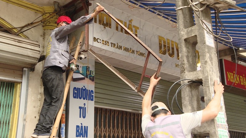 Các lực lượng chức năng của quận tháo dỡ các vi phạm trật tự đường hè, làm ảnh hưởng đến mỹ quan đô thị (Ảnh Cổng TTĐT Hải Phòng)