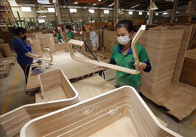 Sản xuất gỗ ván ép cong xuất khẩu tại nhà máy của Công ty TNHH Gỗ ván ép Nhật Nam, xã An Điền, huyện Bến Cát, tỉnh Bình Dương.