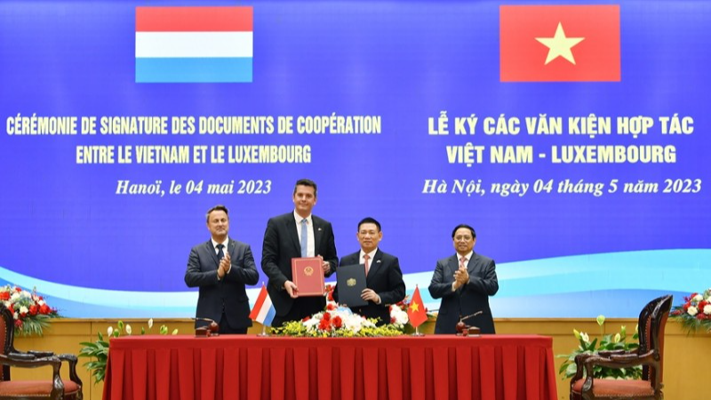 Thủ tướng Chính phủ Phạm Minh Chính và Thủ tướng Xavier Bettel đã chứng kiến Lễ ký các văn kiện hợp tác trong lĩnh vực tài chính, đặc biệt là Thỏa thuận Đối tác chiến lược về tài chính xanh giữa Bộ Tài chính hai nước.