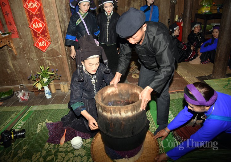Độc lạ món xôi bảy màu của dân tộc Nùng Dín Độc lạ món xôi bảy màu của dân tộc Nùng Dín