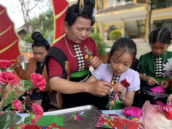 tuan giao dien bien nhieu chinh sach xoa doi giam ngheo cho dong bao dan toc