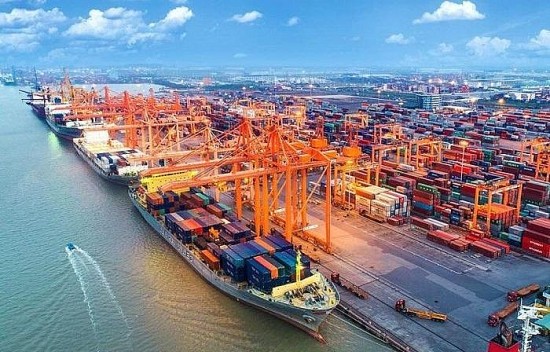 Nền kinh tế gồng mình 'vượt bão'
