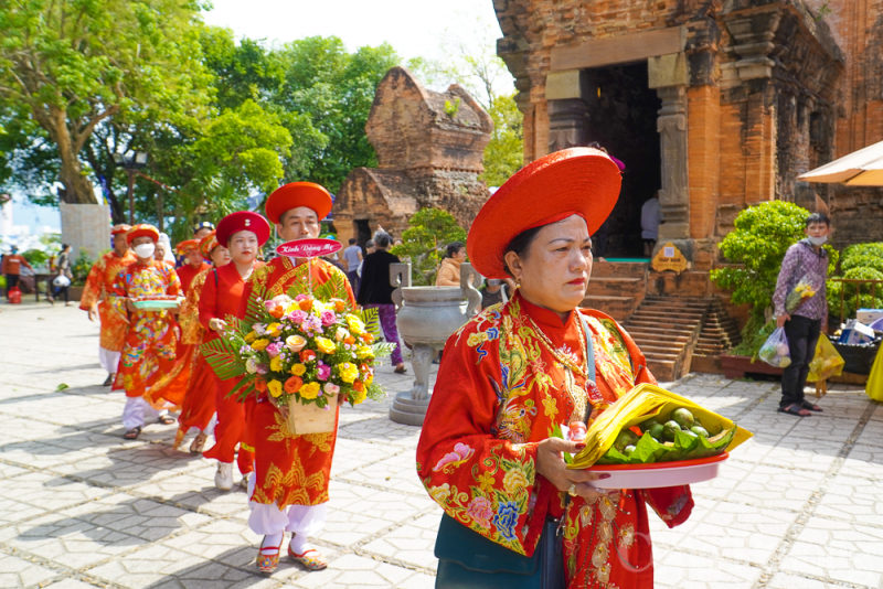 Người dân nô nức về dự lễ hội Tháp Bà Ponagar