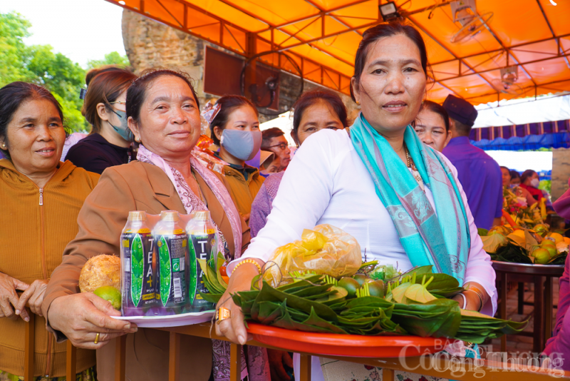 Người dân nô nức về dự lễ hội Tháp Bà Ponagar