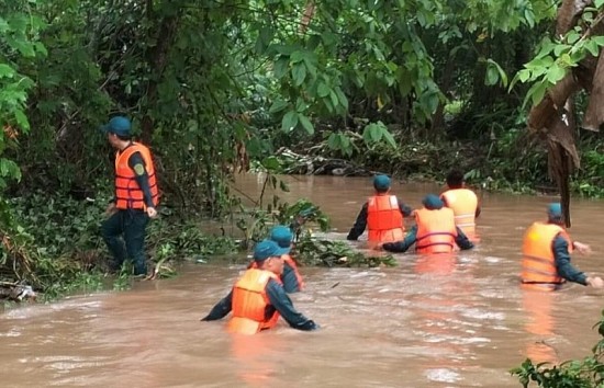 Một người đàn ông bị nước cuốn trôi sau trận mưa lớn tại Đồng Nai