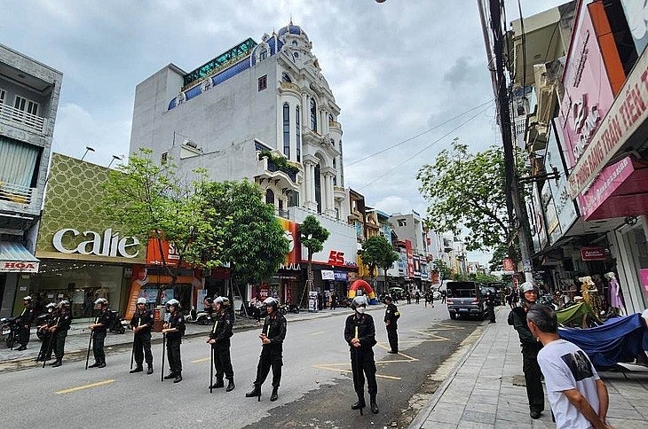 Hàng chục cảnh sát Thanh Hóa chốt chặn trước nhà trùm giang hồ Tuấn ‘thần đèn’