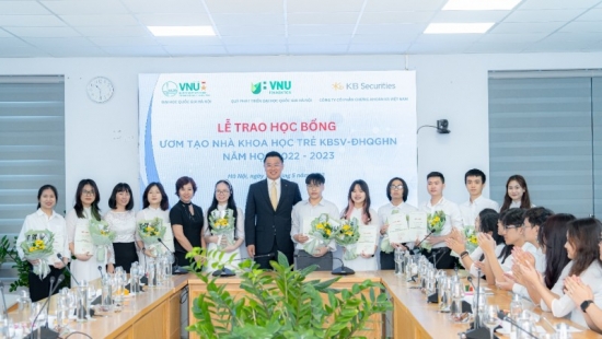 Chứng khoán KB Việt Nam trao học bổng cho 40 sinh viên xuất sắc của Đại học Quốc gia Hà Nội