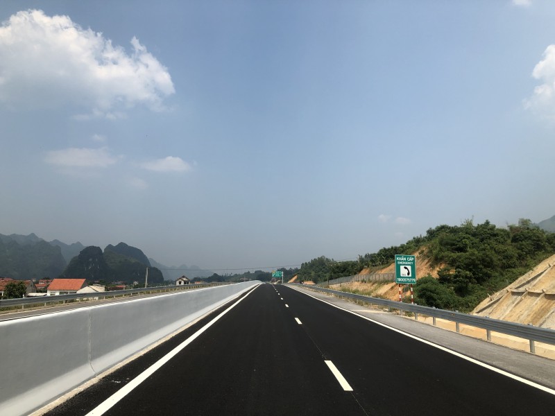 Chuyên gia kinh tế: Thu phí đường cao tốc xây dựng bằng ngân sách là vô lý