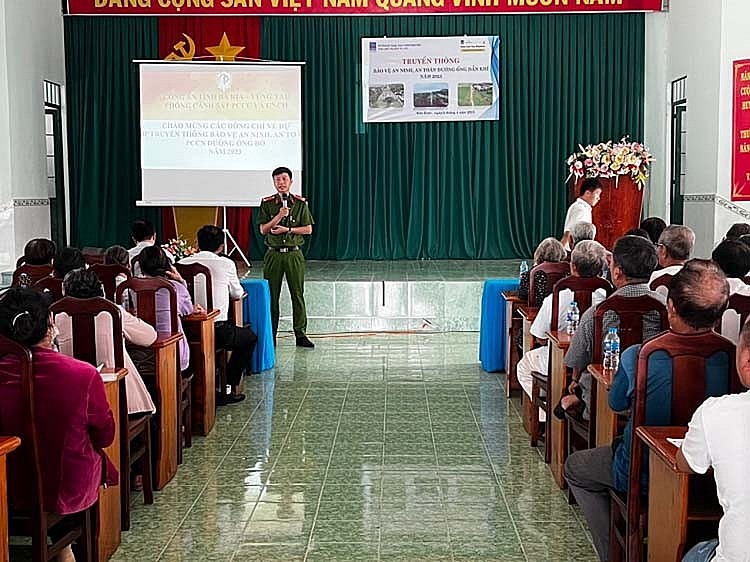 Đông đảo người dân lắng nghe chương trình truyền thông bảo đảm an ninh, an toàn đường ống khí trên bờ