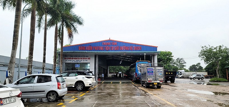 Dư luận xôn xao vụ hóa đơn của Garage BV Canada Hà Tĩnh ghi ‘phong bì cho đăng kiểm’