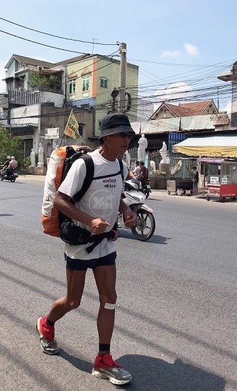 Một nhà đầu tư chứng khoán đi bộ hơn 4.000 km từ Cà Mau đến Hà Nội