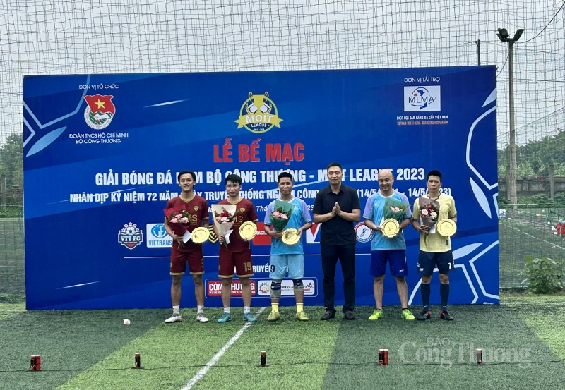Ban Tổ chức trao giải các cầu thủ có bàn thắng đẹp nhất tại Giải bóng đá MOIT League 2023 Ban Tổ chức trao giải các cầu thủ có bàn thắng đẹp nhất tại Giải bóng đá MOIT League 2023