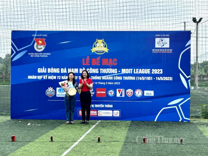 Bà Nguyễn Minh Huệ, Chủ tịch Công đoàn Bộ lên trao Giải cho đại diện đội cổ động viên Bà Nguyễn Minh Huệ, Chủ tịch Công đoàn Bộ lên trao Giải cho đại diện đội cổ động viên