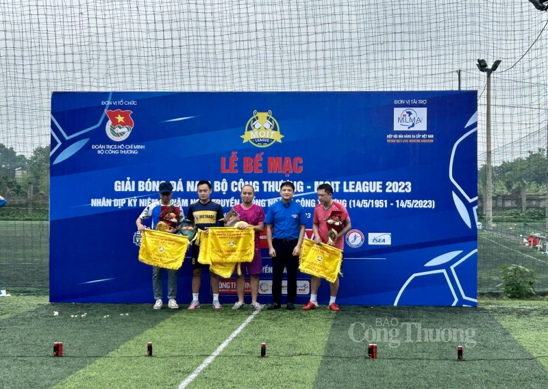 Ban Tổ chức trao Giải cho các Đội đạt giải Triển vọng Ban Tổ chức trao Giải cho các Đội đạt giải Triển vọng