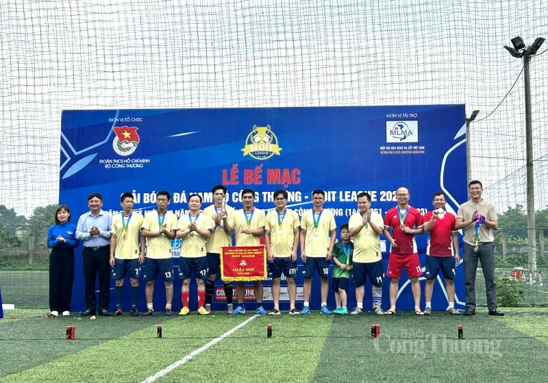 Ban Tổ chức trao giải nhì Giải bóng đá MOIT League 2023 cho Đội bóng Liên quân Ủy ban Cạnh tranh Quốc gia - Cục Phòng vệ thương mại (VCC-Trav) Ban Tổ chức trao giải nhì Giải bóng đá MOIT League 2023 cho Đội bóng Liên quân Ủy ban Cạnh tranh Quốc gia - Cục Phòng vệ thương mại (VCC-Trav)