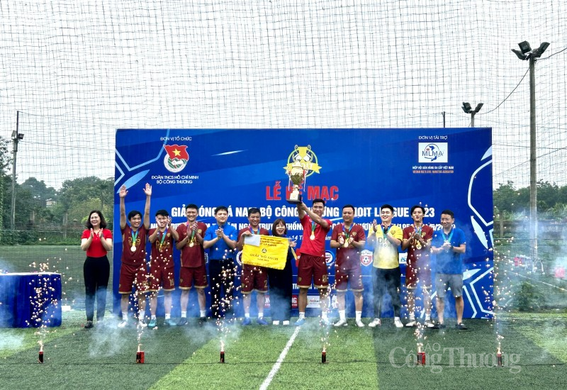 Chủ tịch Công đoàn Bộ Công Thương Nguyễn Minh Huệ, Chủ tịch Ủy ban Cạnh tranh Quốc gia Lê Triệu Dũng, Bí thư Đoàn Thanh niên Bộ Công Thương Phạm Khắc Huy trao Cup vàng và cờ thi đua cho Đội bóng Cơ quan Tổng cục Quản lý thị trường Chủ tịch Công đoàn Bộ Công Thương Nguyễn Minh Huệ, Chủ tịch Ủy ban Cạnh tranh Quốc gia Lê Triệu Dũng, Bí thư Đoàn Thanh niên Bộ Công Thương Phạm Khắc Huy trao Cup vàng và cờ thi đua cho Đội bóng Cơ quan Tổng cục Quản lý thị trường