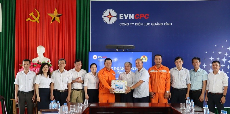 Công đoàn EVNCPC thăm hỏi người lao động nhân Tháng Công nhân