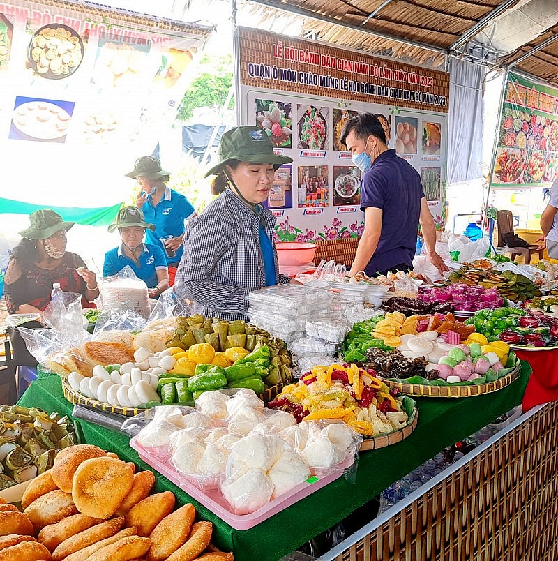 Hội thi Bánh dân gian có 27 đơn vị của 11 tỉnh, thành phố trong cả nước đăng ký, với gần 150 nghệ nhân tham gia chế biến, trình diễn 73 món bánh.