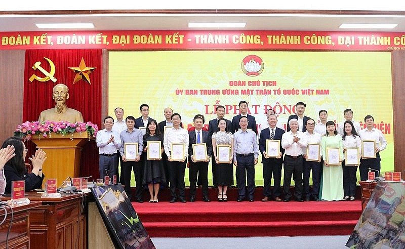 Tập đoàn Xăng dầu Việt Nam ủng hộ 1 tỷ đồng xây nhà đại đoàn kết tại tỉnh Điện Biên