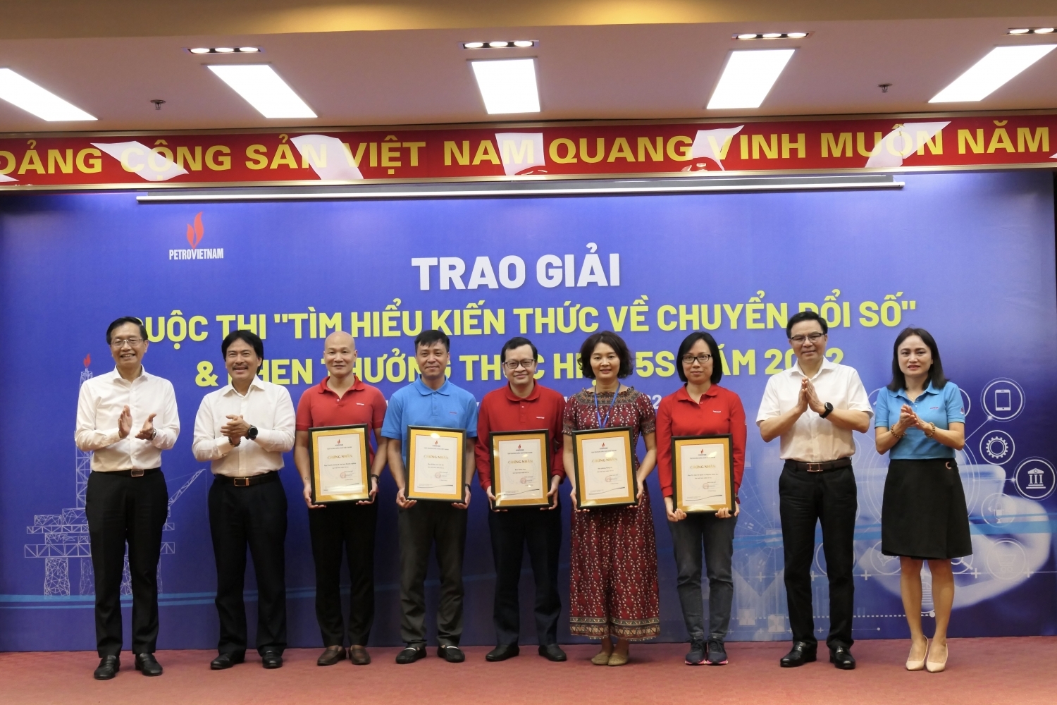 Lãnh đạo Tập đoàn trao giấy chứng nhận cho 5 tập thể thực hiện tốt 5S tại Cơ quan Tập đoàn