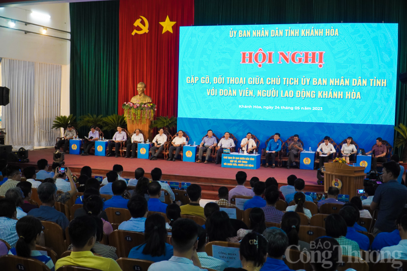 Chủ tịch UBND tỉnh Khánh Hòa đối thoại với hàng trăm công nhân lao động