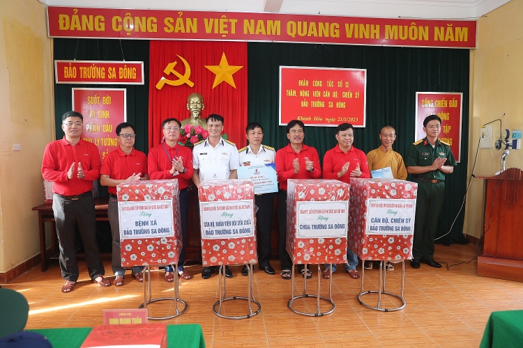 Tập đoàn Dầu khí Việt Nam thăm cán bộ chiến sĩ, người dân tại huyện đảo Trường Sa và Nhà giàn DK1/20