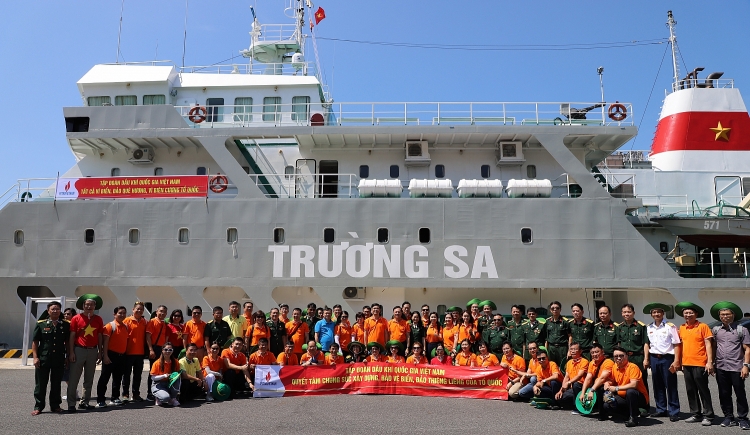 Tập đoàn Dầu khí Việt Nam thăm cán bộ chiến sĩ, người dân tại huyện đảo Trường Sa và Nhà giàn DK1/20 Tập đoàn Dầu khí Việt Nam thăm cán bộ chiến sĩ, người dân tại huyện đảo Trường Sa và Nhà giàn DK1/20