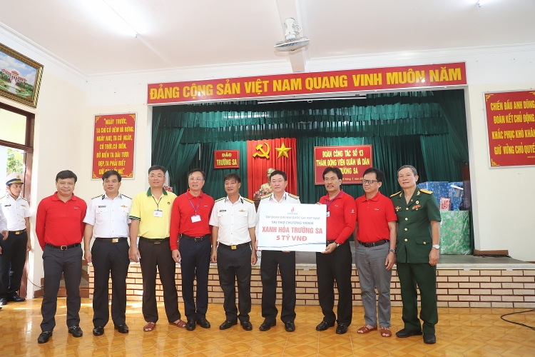Tập đoàn Dầu khí Việt Nam thăm cán bộ chiến sĩ, người dân tại huyện đảo Trường Sa và Nhà giàn DKI/20 Tập đoàn Dầu khí Việt Nam thăm cán bộ chiến sĩ, người dân tại huyện đảo Trường Sa và Nhà giàn DK1/20