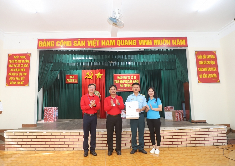 Tập đoàn Dầu khí Việt Nam thăm cán bộ chiến sĩ, người dân tại huyện đảo Trường Sa và Nhà giàn DKI/20 Tập đoàn Dầu khí Việt Nam thăm cán bộ chiến sĩ, người dân tại huyện đảo Trường Sa và Nhà giàn DK1/20
