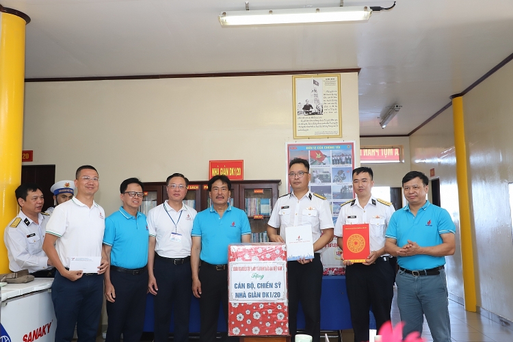 Tập đoàn Dầu khí Việt Nam thăm cán bộ chiến sĩ, người dân tại huyện đảo Trường Sa và Nhà giàn DKI/20 Tập đoàn Dầu khí Việt Nam thăm cán bộ chiến sĩ, người dân tại huyện đảo Trường Sa và Nhà giàn DK1/20