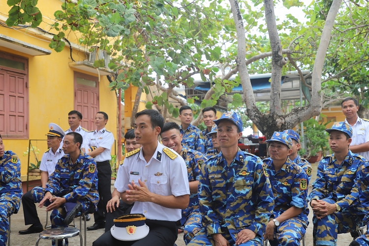 Tập đoàn Dầu khí Việt Nam thăm cán bộ chiến sĩ, người dân tại huyện đảo Trường Sa và Nhà giàn DK1/20