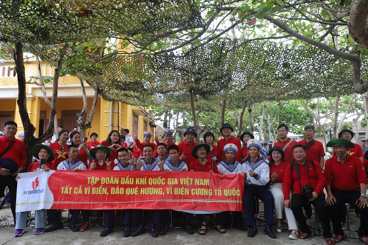 Tập đoàn Dầu khí Việt Nam thăm cán bộ chiến sĩ, người dân tại huyện đảo Trường Sa và Nhà giàn DKI/20 Tập đoàn Dầu khí Việt Nam thăm cán bộ chiến sĩ, người dân tại huyện đảo Trường Sa và Nhà giàn DK1/20