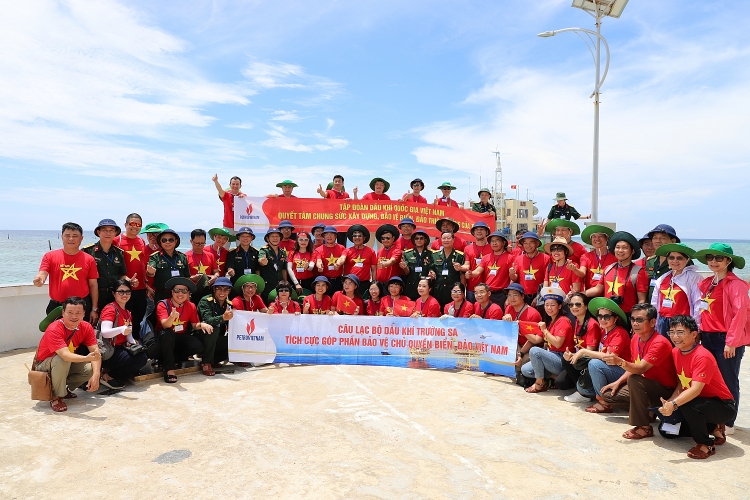 Tập đoàn Dầu khí Việt Nam thăm cán bộ chiến sĩ, người dân tại huyện đảo Trường Sa và Nhà giàn DKI/20 Tập đoàn Dầu khí Việt Nam thăm cán bộ chiến sĩ, người dân tại huyện đảo Trường Sa và Nhà giàn DK1/20